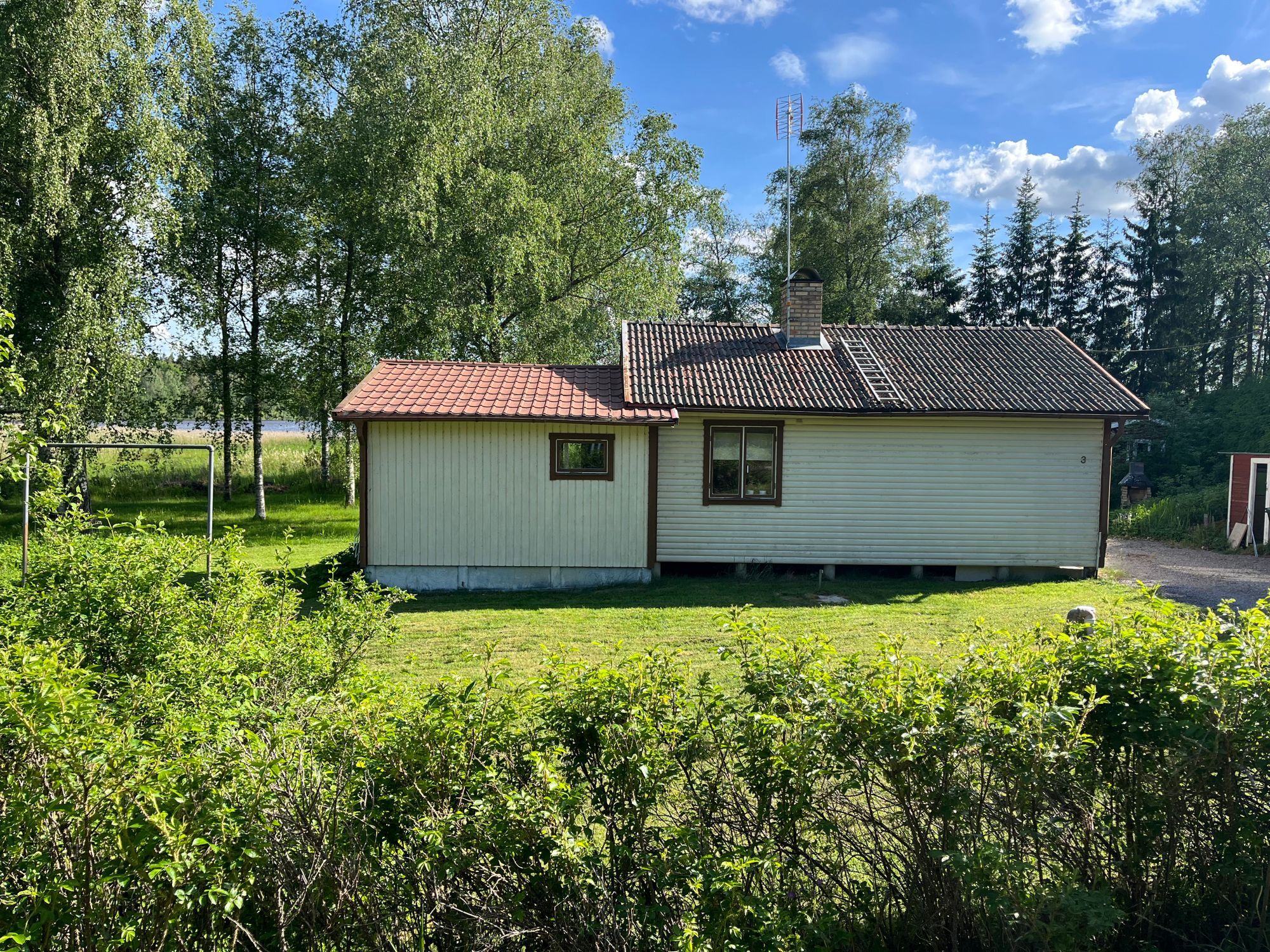 Sjönära fritidshus i lugna omgivningar – bild 11 av 24