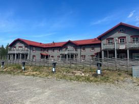 Golf- och fjällnära lgh i mysiga Klövsjö