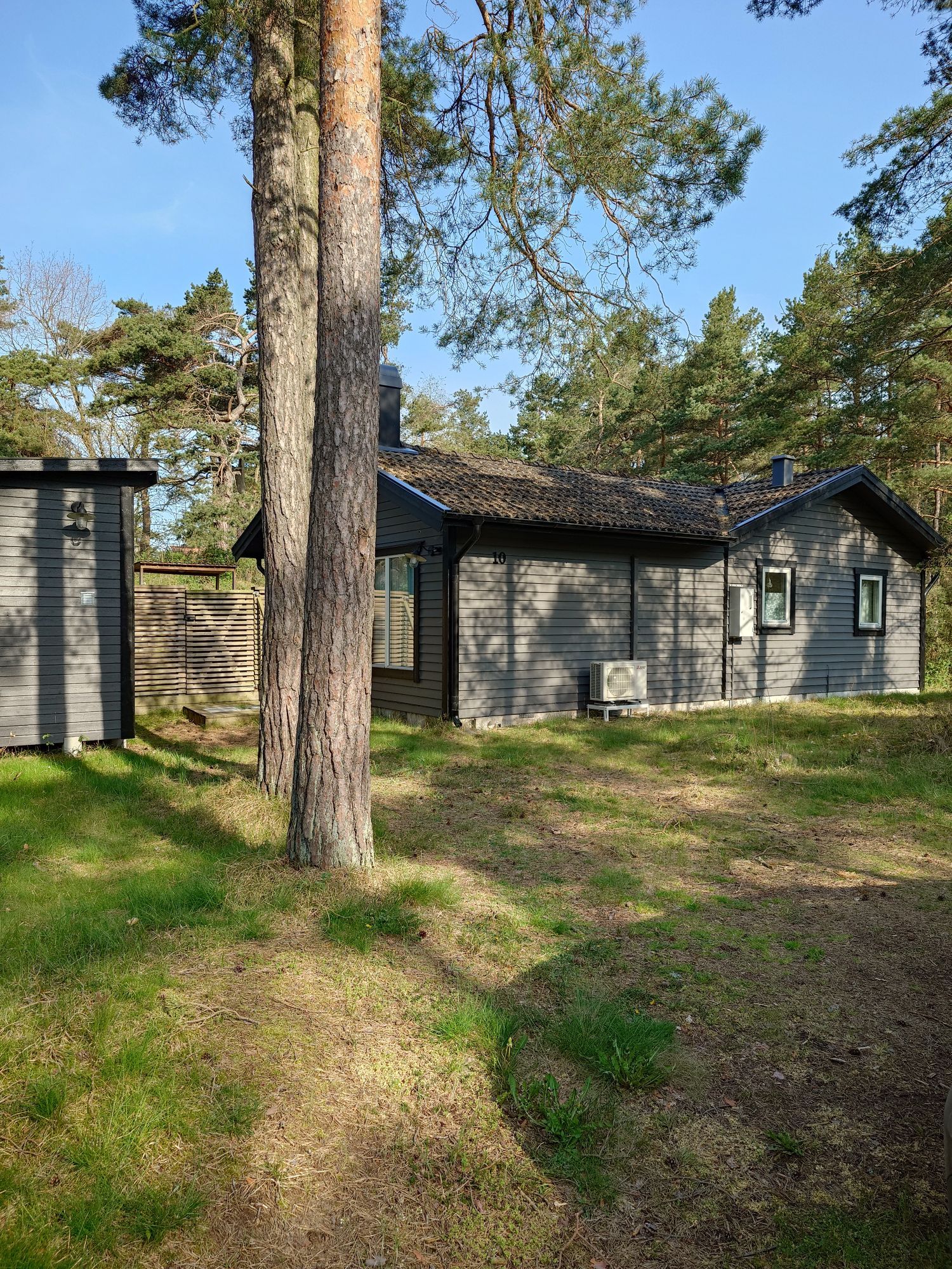 Stuga i Furuboda nära havet – bild 2 av 16