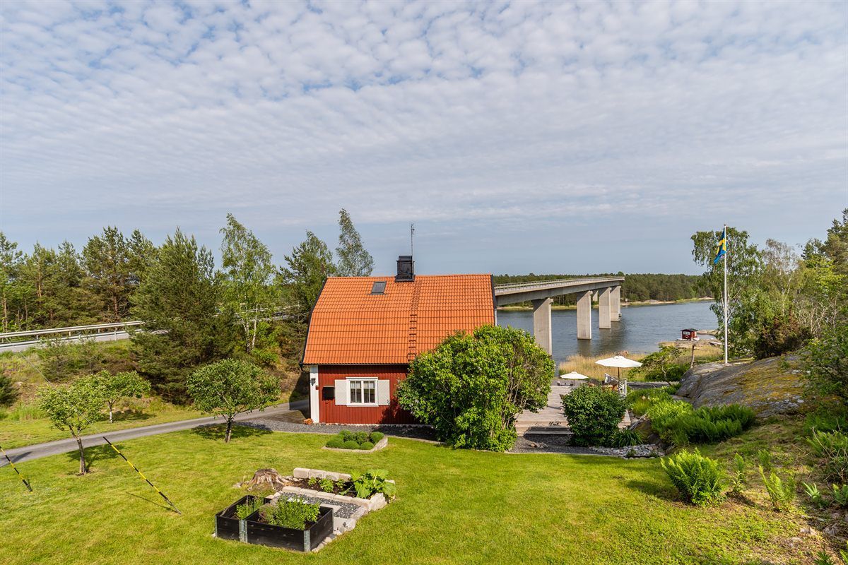 Vackert skärgårdshus med havstomt och egen badö – bild 11 av 24