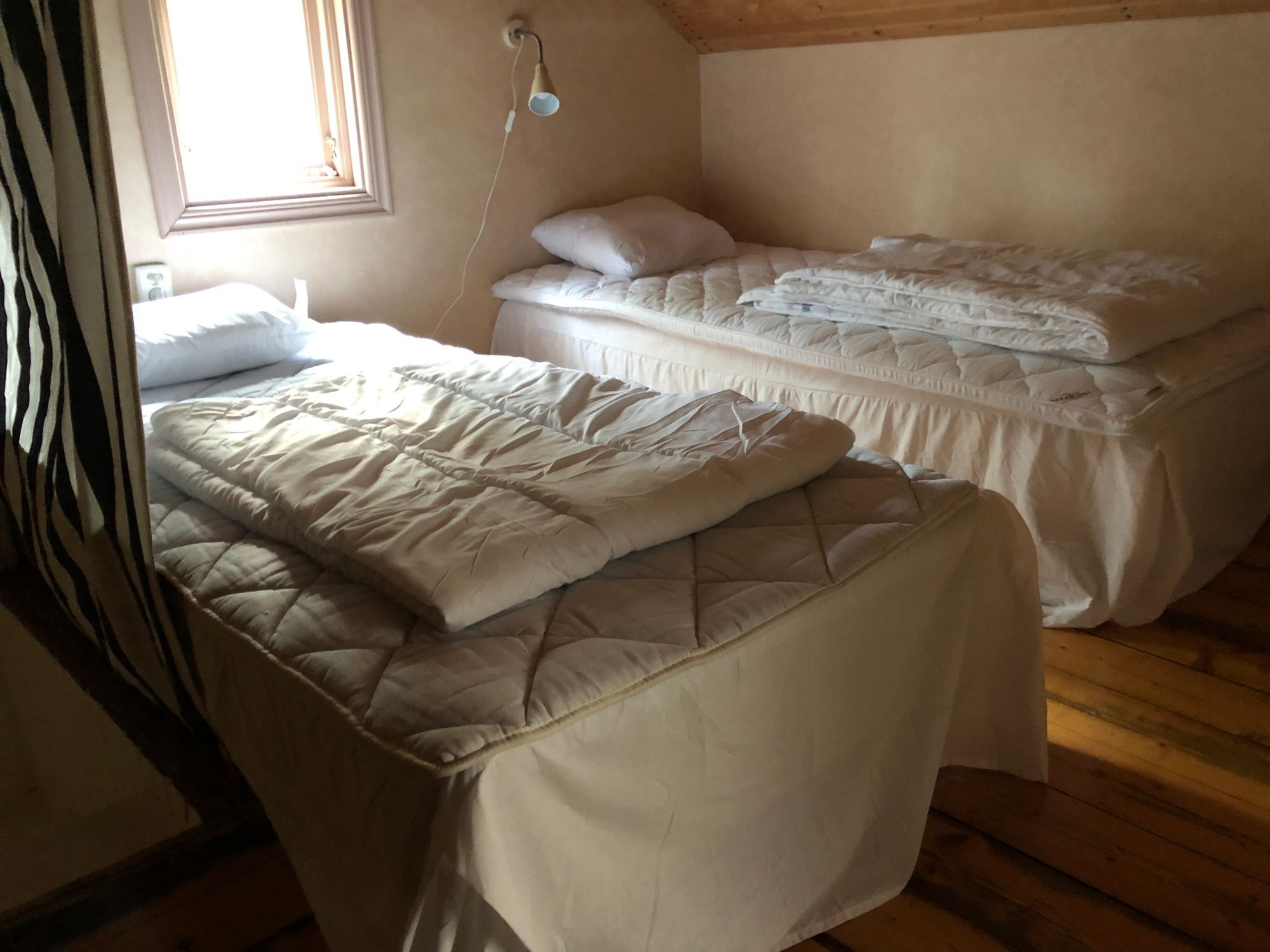 Mysig stuga nära vatten – bild 6 av 11