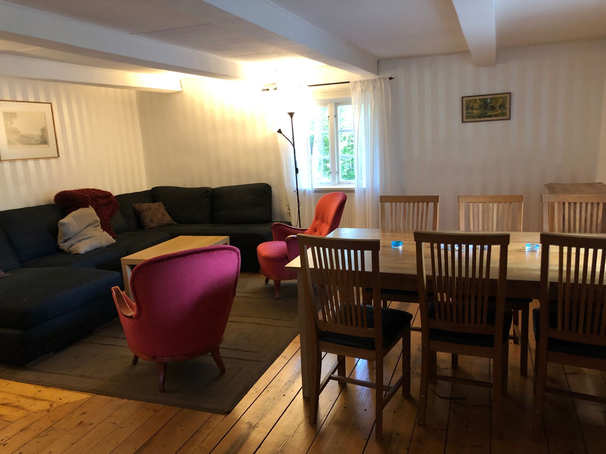 Mysig stuga nära vatten – bild 4 av 11