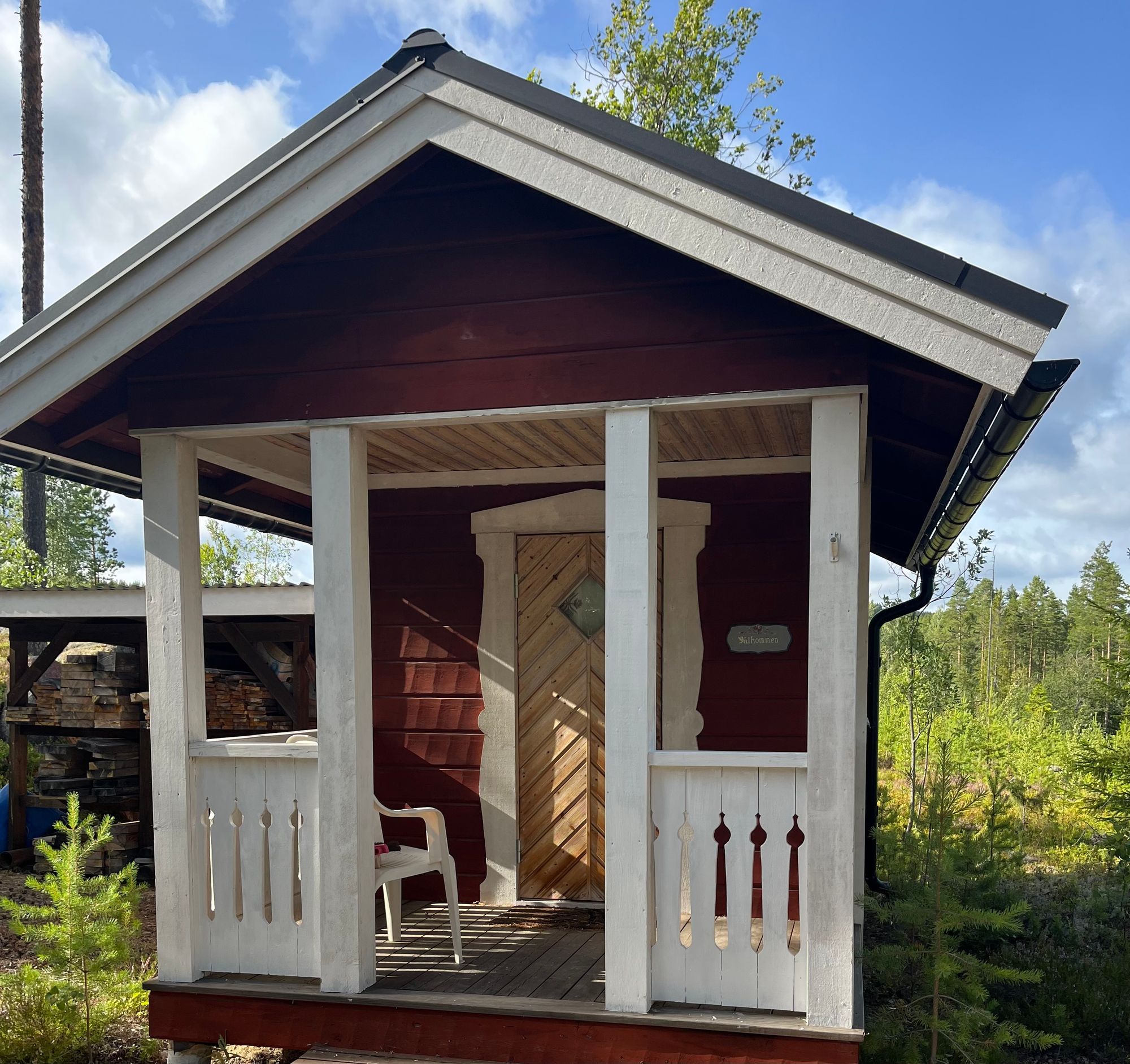 Rejäl off‑grid timmerstuga vackert belägen vid sjö – bild 11 av 23