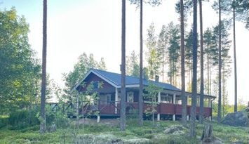 Rejäl off‑grid timmerstuga vackert belägen vid sjö