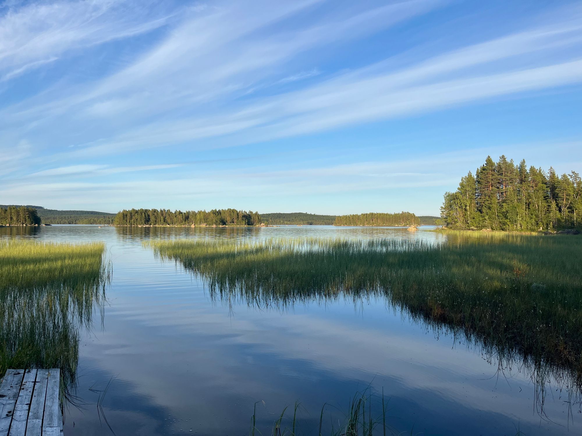 Rejäl off‑grid timmerstuga vackert belägen vid sjö – bild 19 av 23