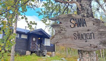 En rustik 5-bäddstuga med bastu och braskamin.