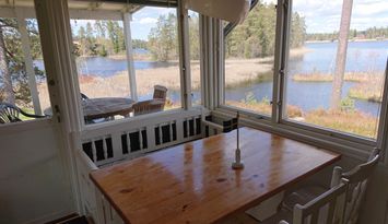 Härlig stuga med sjötomt och ostört läge