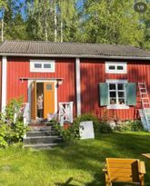 Mysigt torp med öppen spis och bastu nära bra bad