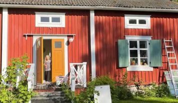 Mysigt torp med öppen spis och bastu nära bra bad