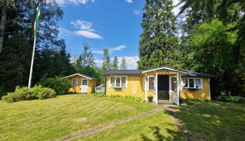 Mysig stuga vid sjöar