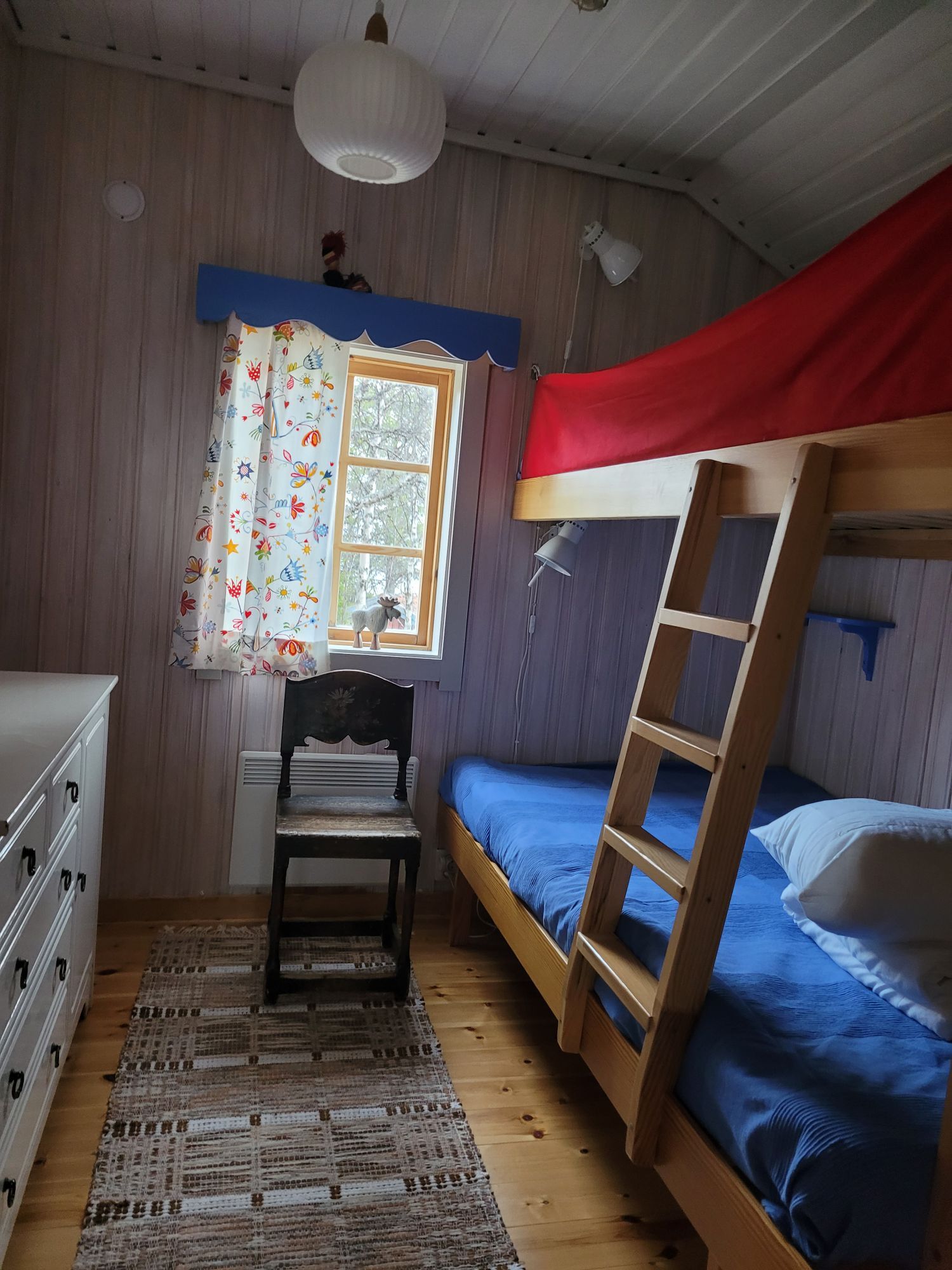 Enskilt beläget fritidshus på en udde i sjön – bild 8 av 17