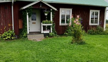 Mysig stuga i allmogestil, Sandnäset nära Luleälv.
