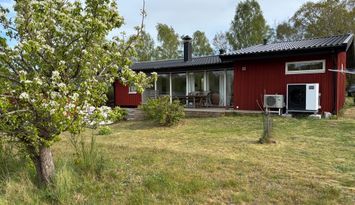 Nyrenoverad stuga med två badrum