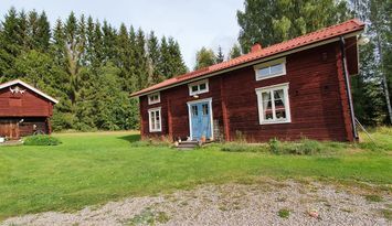 Mysigt gårdshus i lantlig miljö