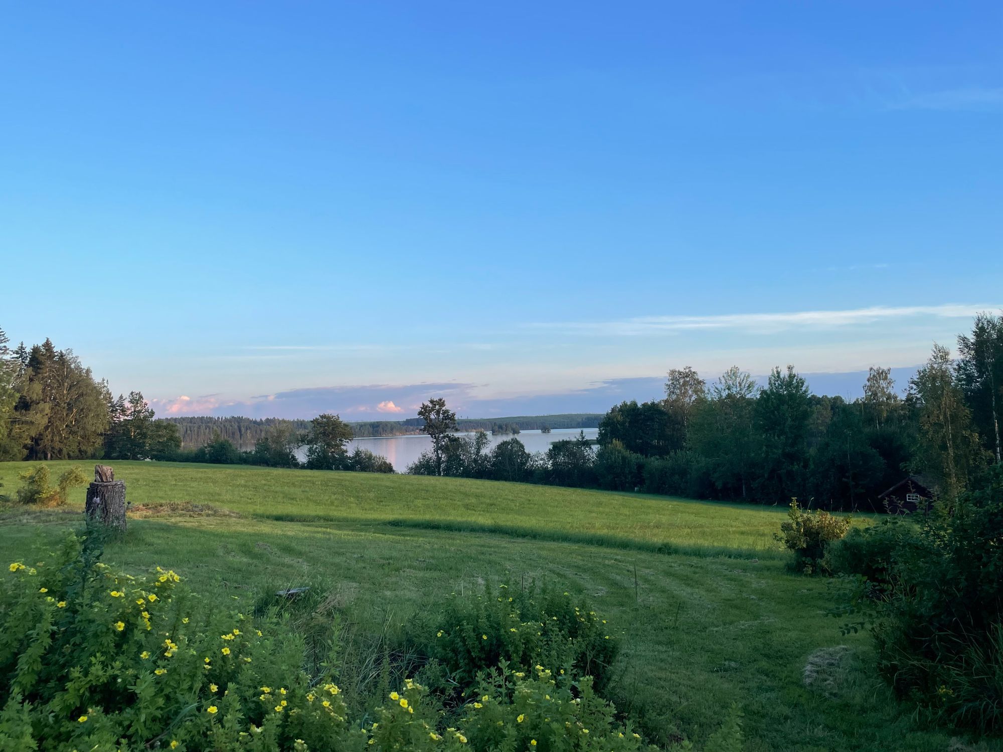 Gård vid sjö med egen bad & båtplats – bild 23 av 24
