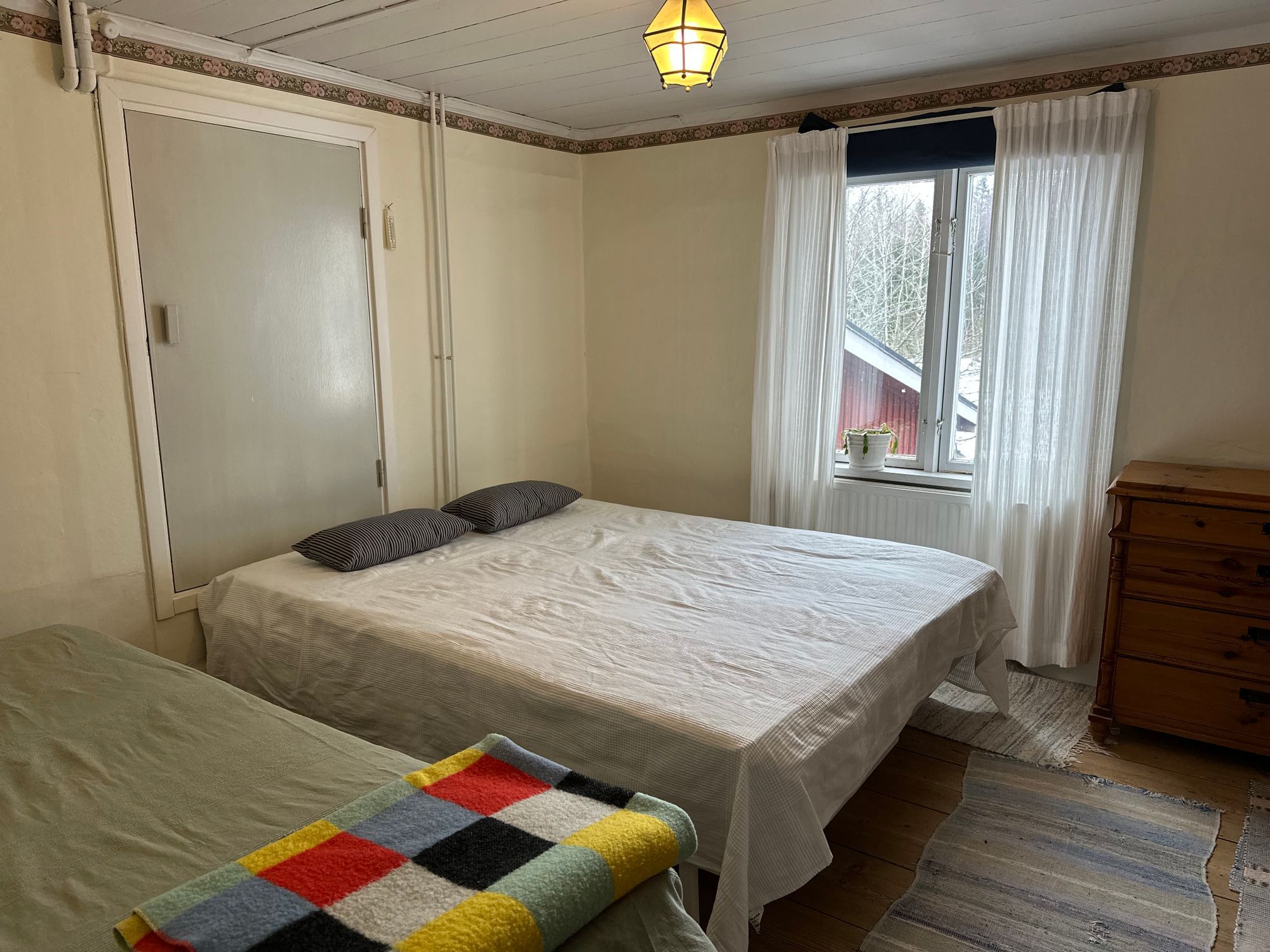 Gård vid sjö med egen bad & båtplats – bild 16 av 24