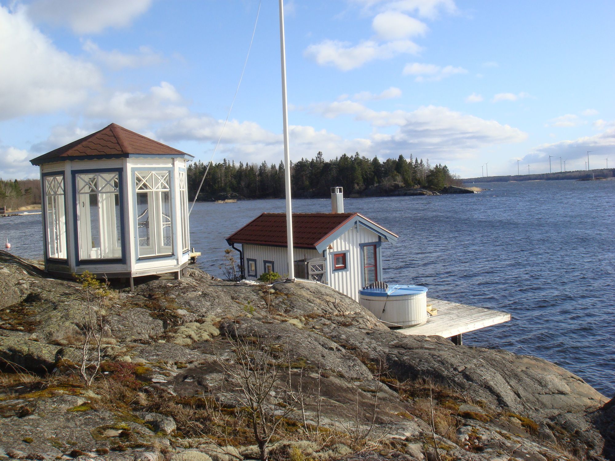Stugor vid havet i Roslagen – bild 2 av 5