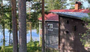 Sjötomt, roddbåt & bastu i lantlig skogsmiljö.