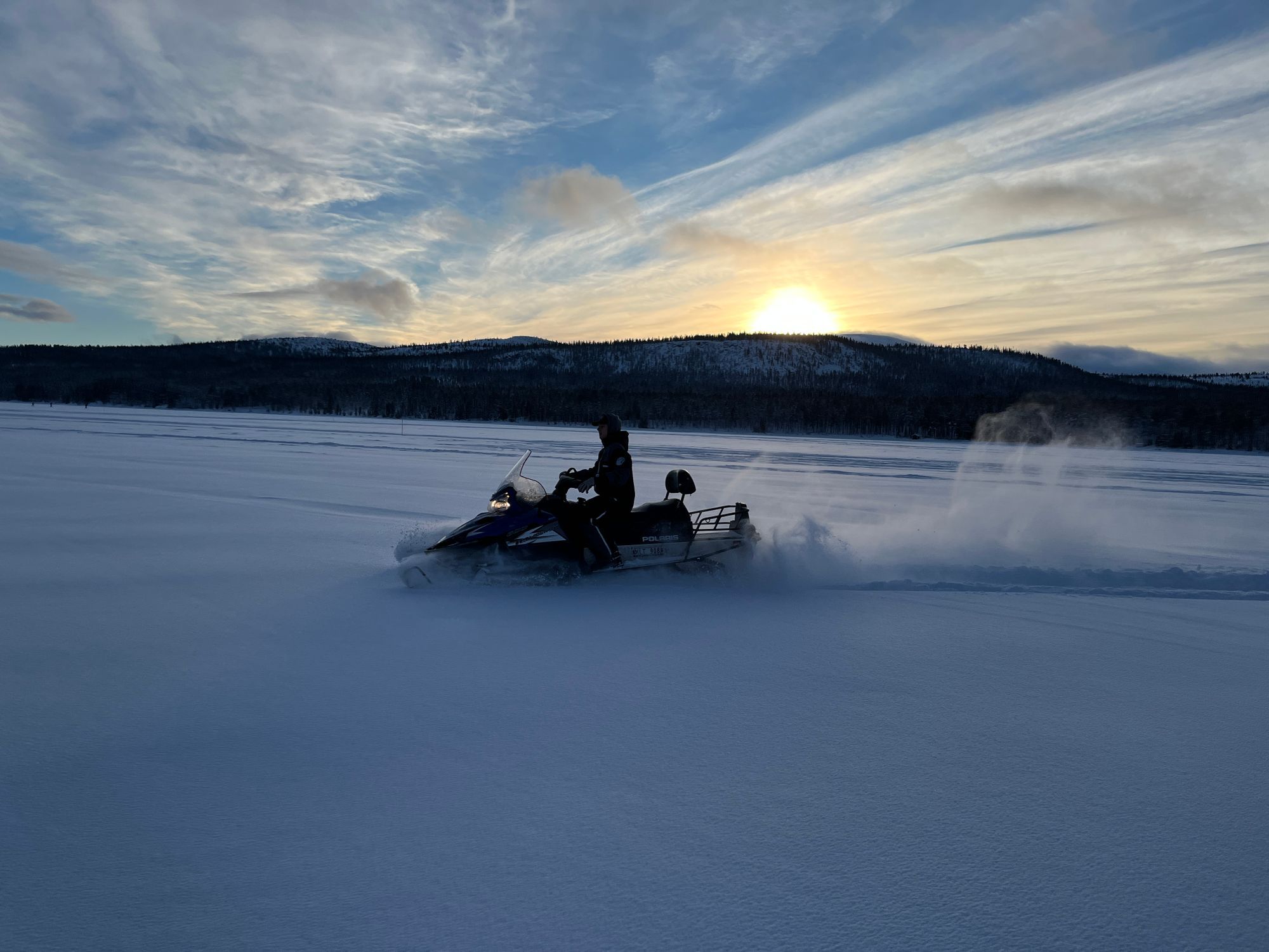 Idyllisk fjällstuga på egen udde vid sjö I Båt – bild 24 av 24