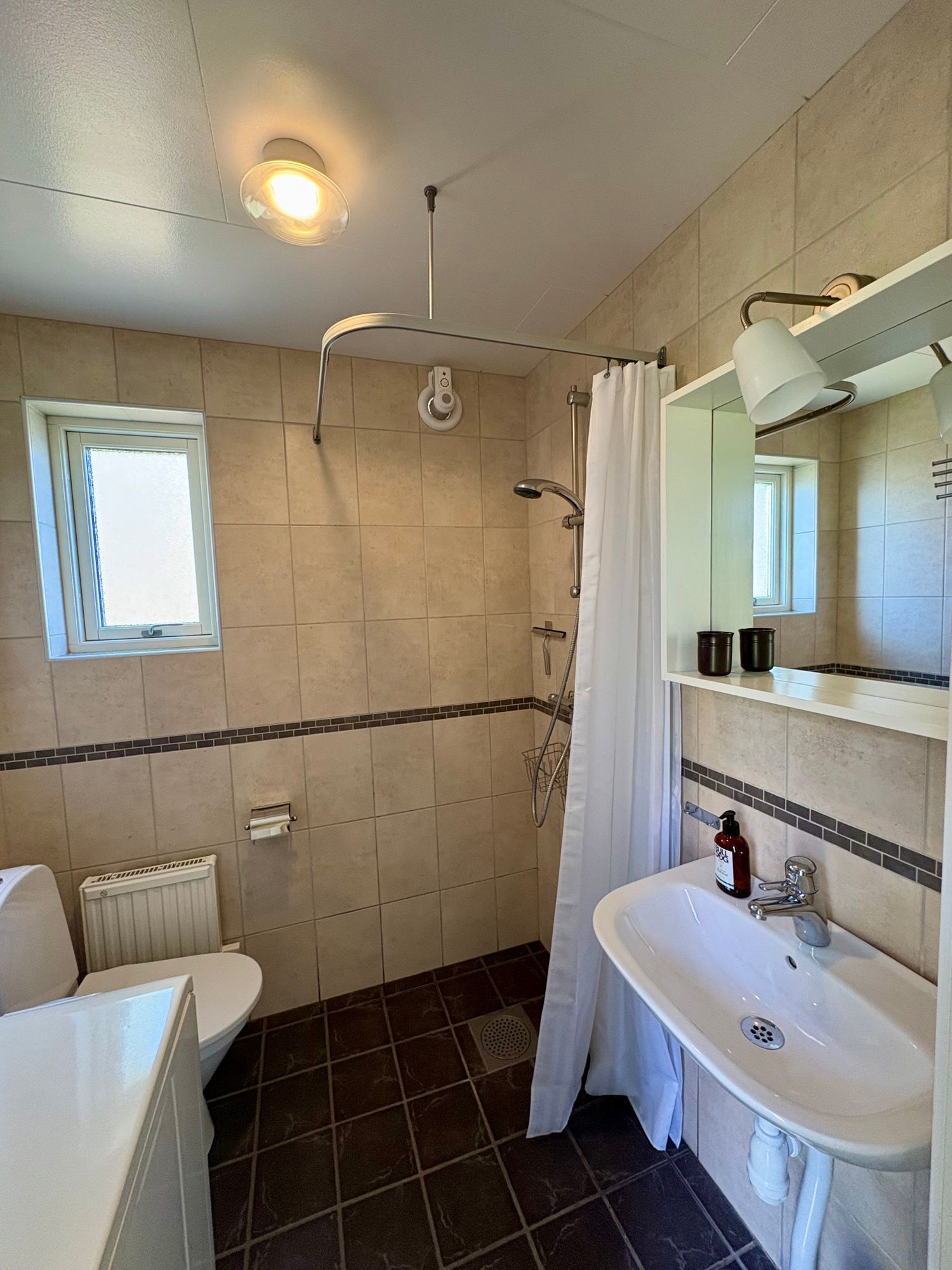 Modern stuga vid kusten - nära Visby. – bild 8 av 14