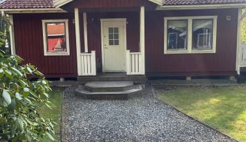 Enkel sommarstuga i åkulla bokskog