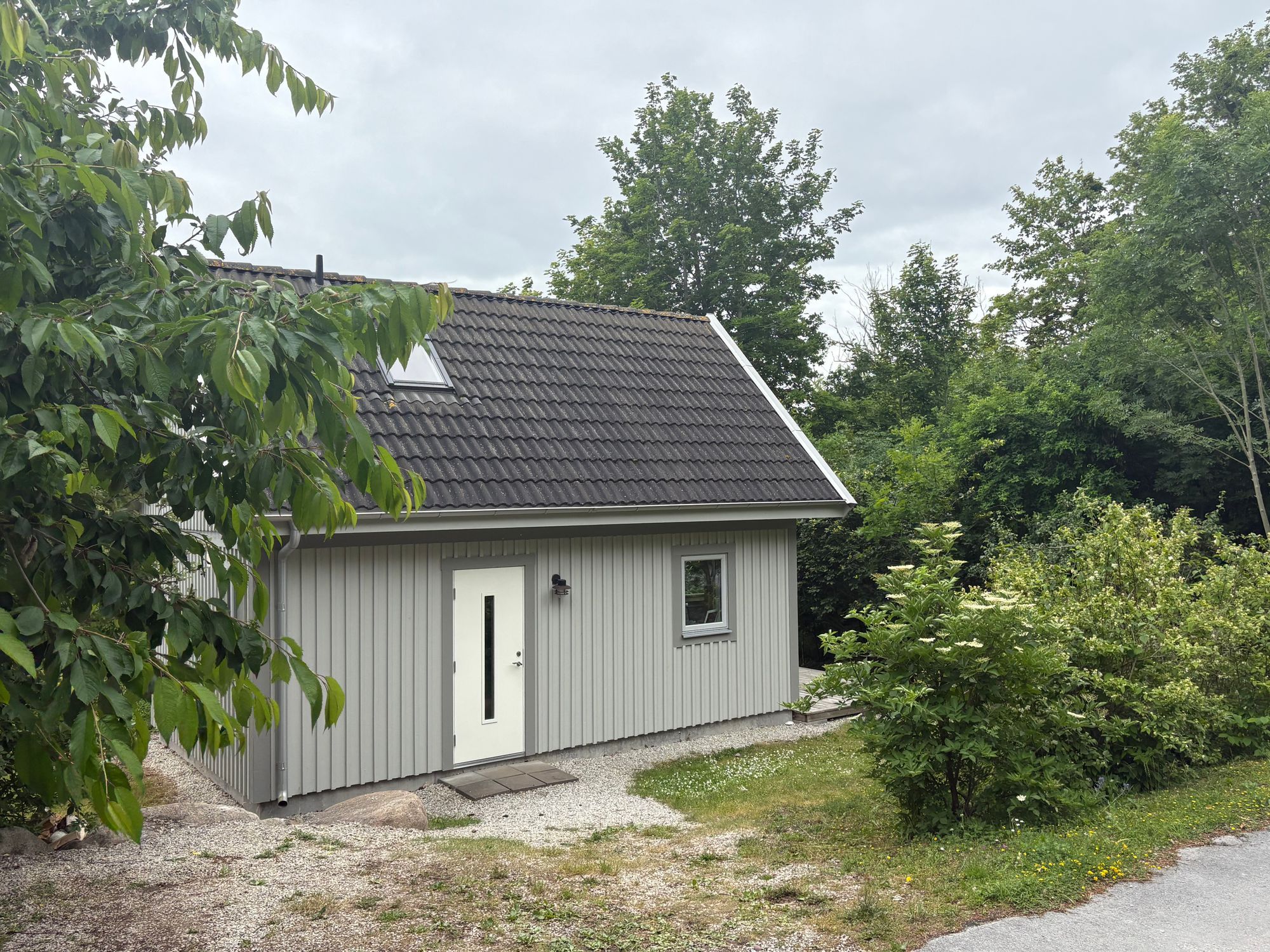 Modern stuga vid kusten - nära Visby.