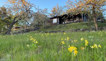 Högt läge med sjöutsikt, nära bad och aktiviteter