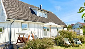 Villa Svea – Ljus & rymlig övilla nära Göteborg