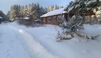 Modernt timmerhus vid sjö