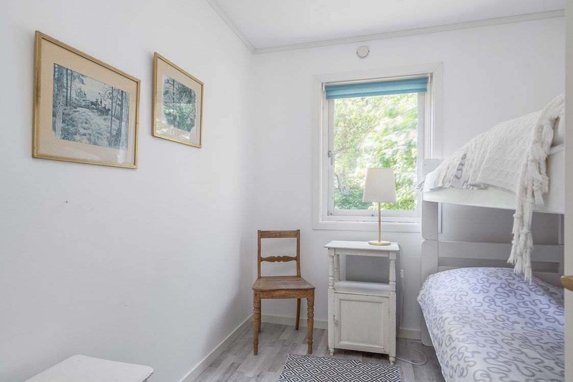 Modernt fritidshus med egen brygga vid havet – bild 7 av 21