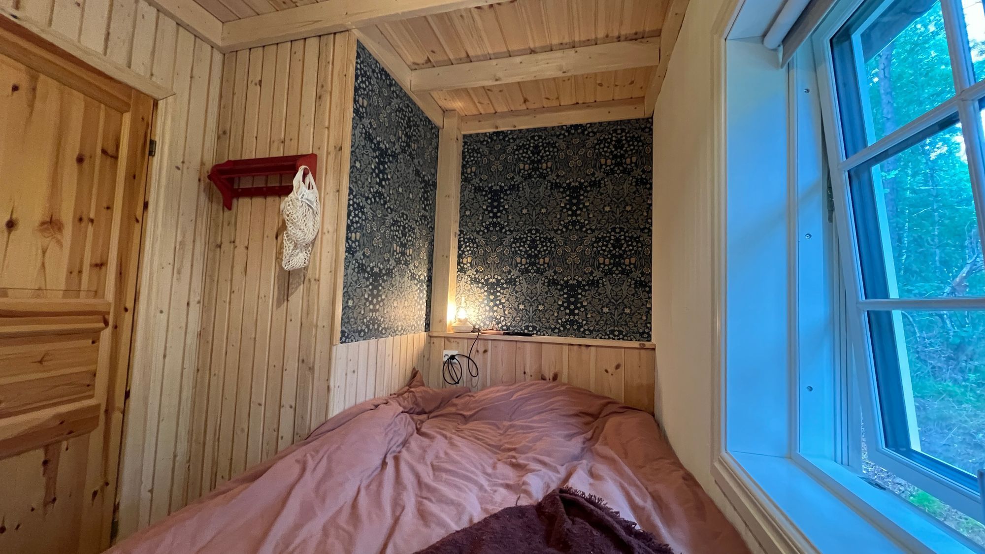 Mysig timmerstuga med kamin i södra Värmland – bild 11 av 24