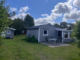 Stuga med plats för 2familjer i skummeslövstrand