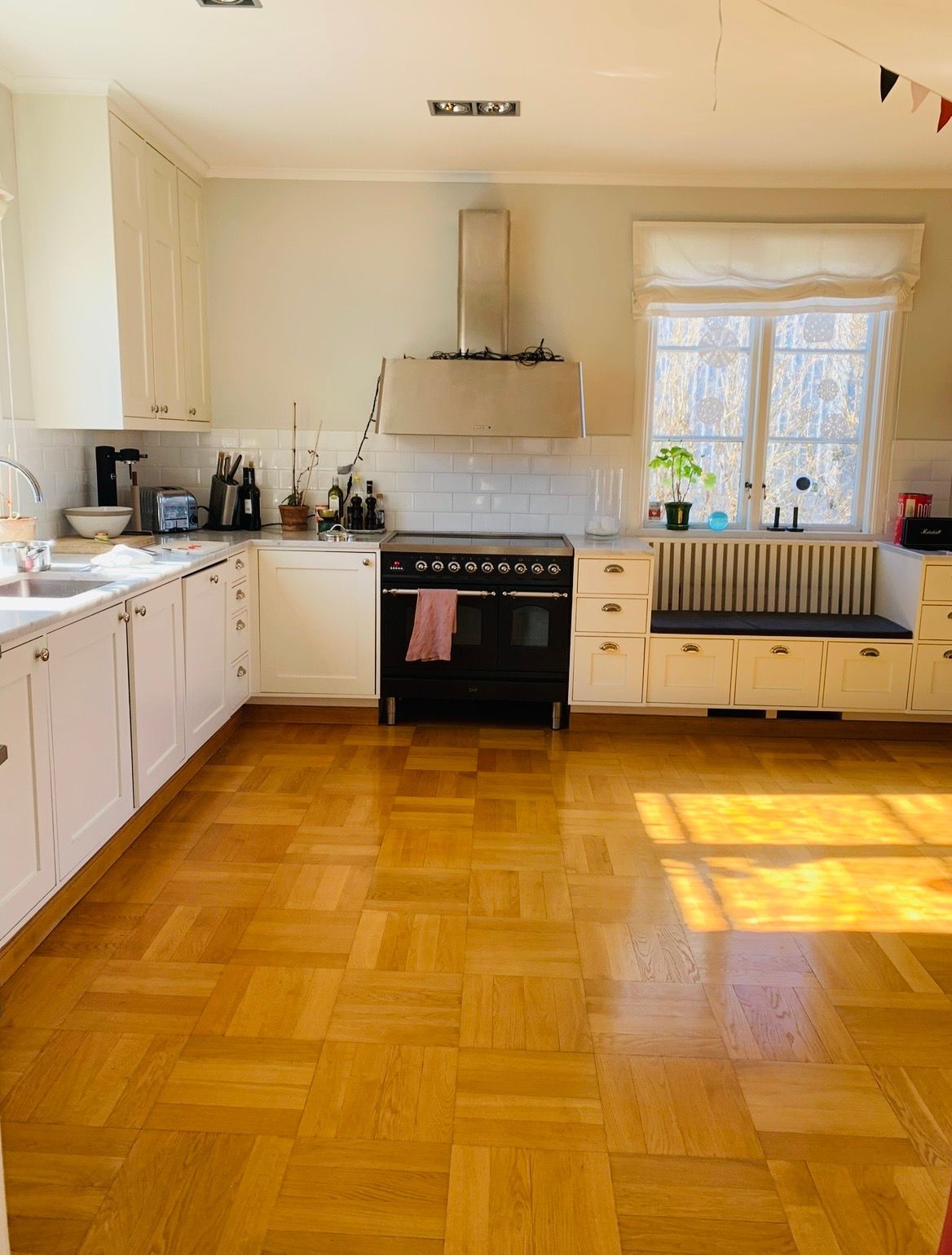 20-talscharm vid vattnet i Ålsten – bild 7 av 24