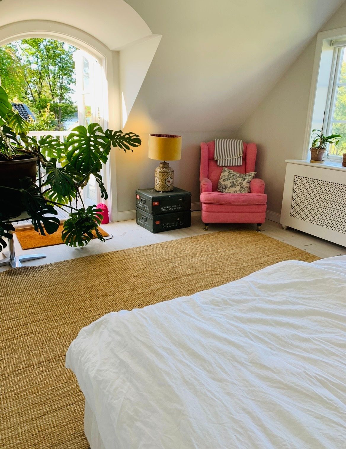 20-talscharm vid vattnet i Ålsten – bild 20 av 24