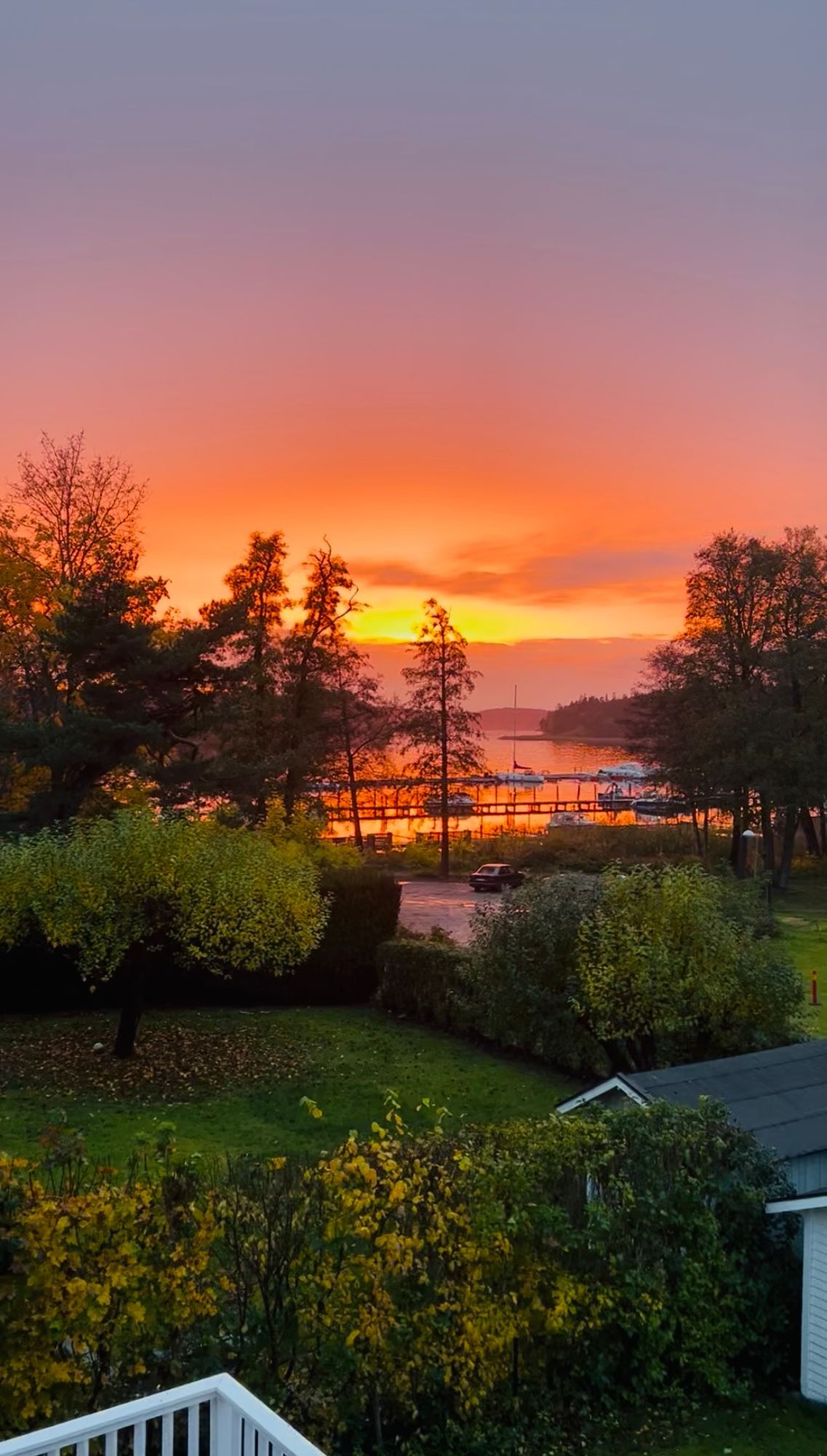 20-talscharm vid vattnet i Ålsten – bild 22 av 24