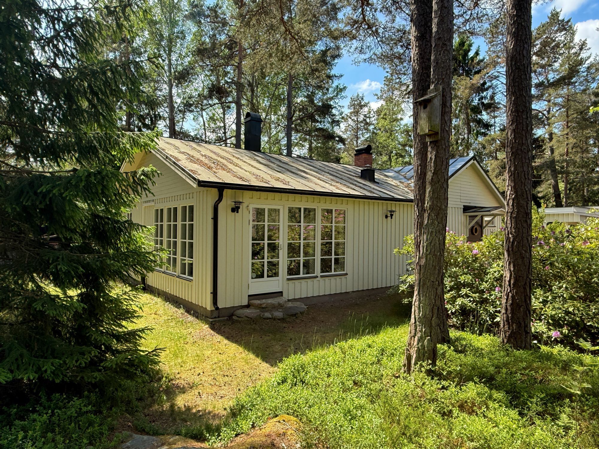 Modernt havsnära hus med bastu i Grisslehamn.
