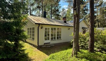Modernt havsnära hus med bastu i Grisslehamn.