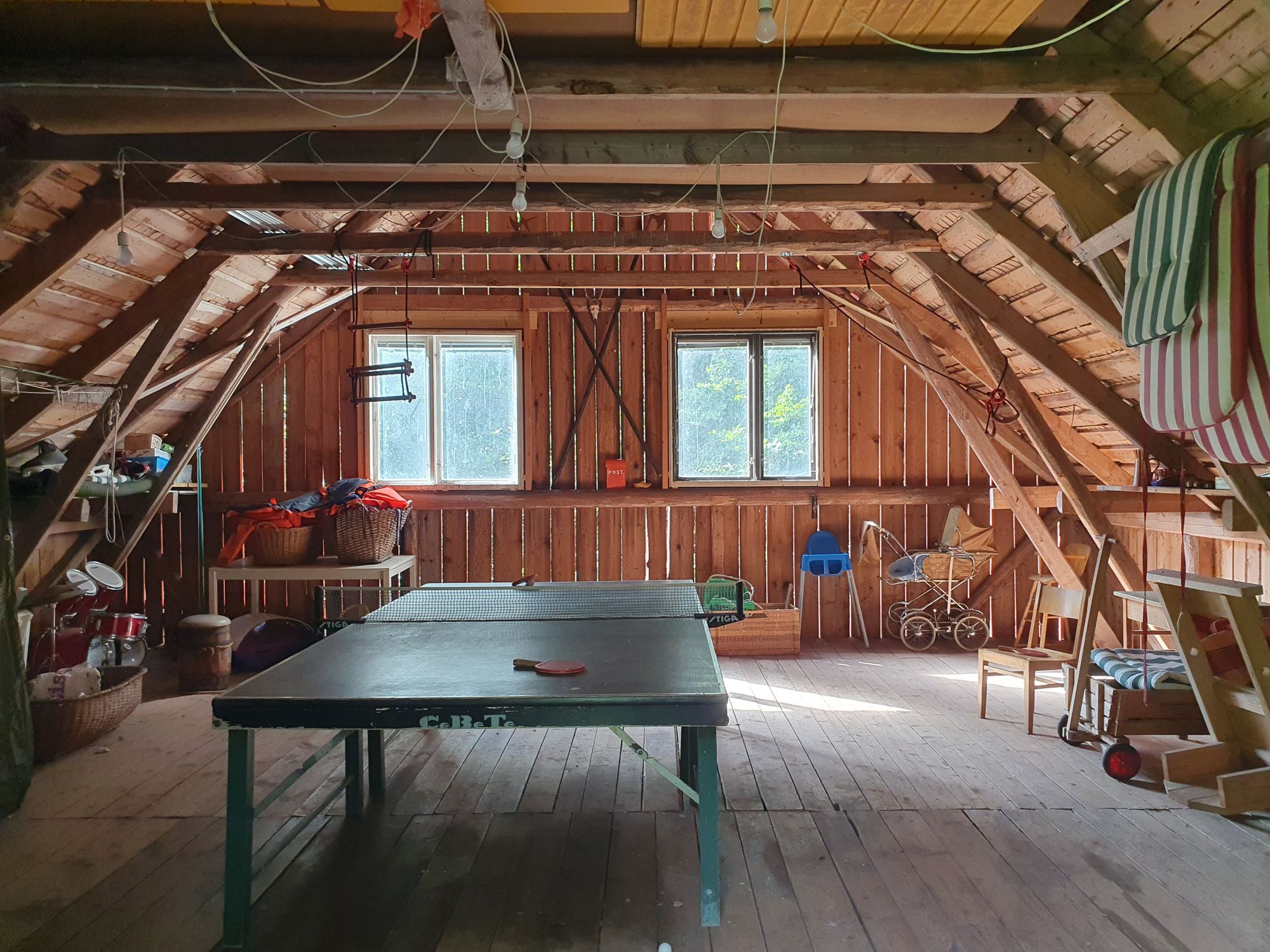 Stuga i Småland nära sjö med badtunna och leklada – bild 5 av 23