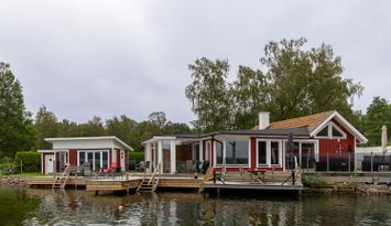 Sjötomt/sjöläge med båt och egna bryggor/trädäck