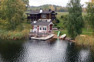 Holiday house next to lake in Dalarna