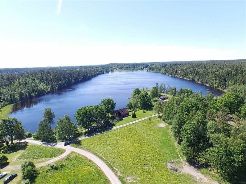 Typical Swedish cottage with stuga overlook a lake – bild 2 av 24