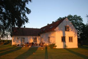 Gotlandshus från 1700-talet nära raukar och strand