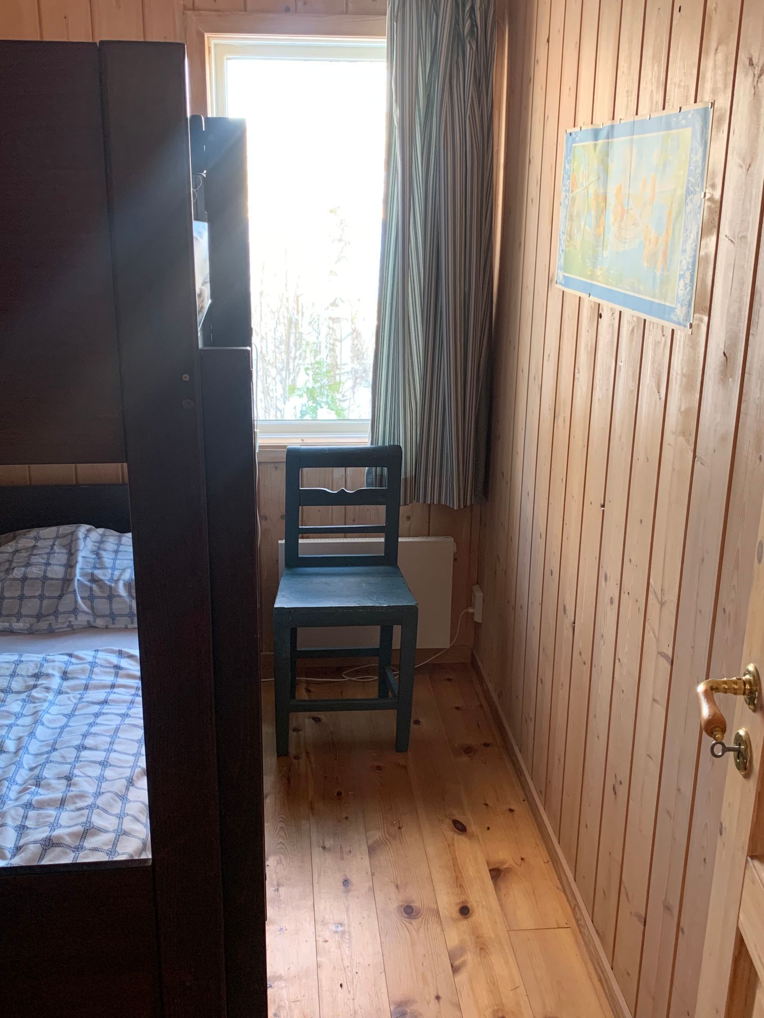 Typical Swedish cottage with stuga overlook a lake – bild 16 av 24