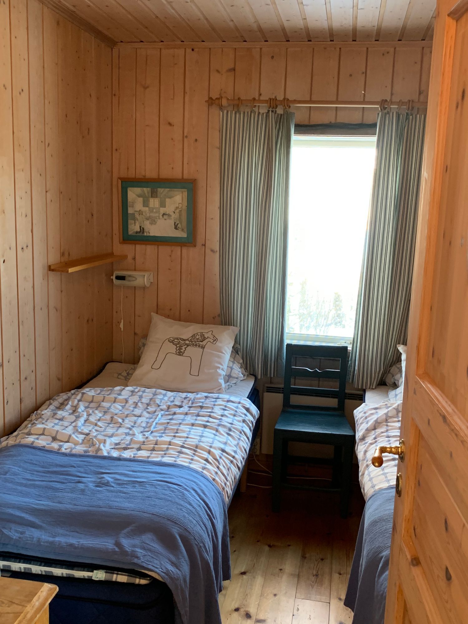 Typical Swedish cottage with stuga overlook a lake – bild 15 av 24