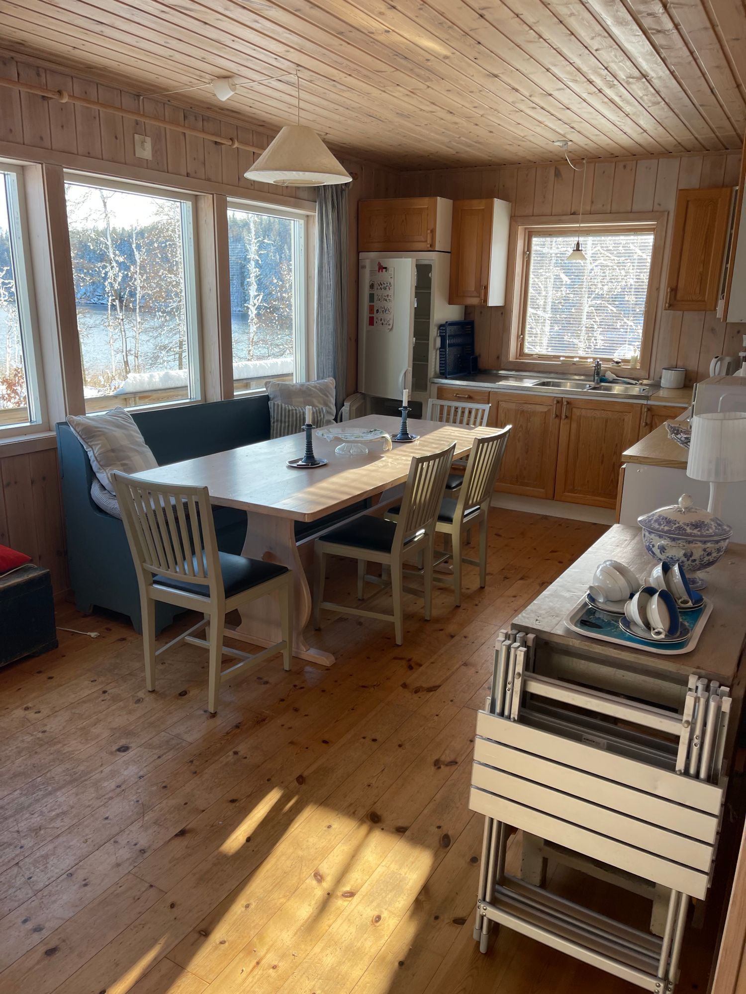 Typical Swedish cottage with stuga overlook a lake – bild 12 av 24