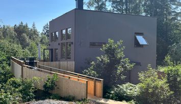 Havsnära hus - vackert sommar som vinter