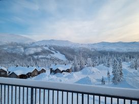 Mysig lägenhet med magisk utsikt, ski in/ski out