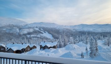Mysig lägenhet med magisk utsikt, ski in/ski out