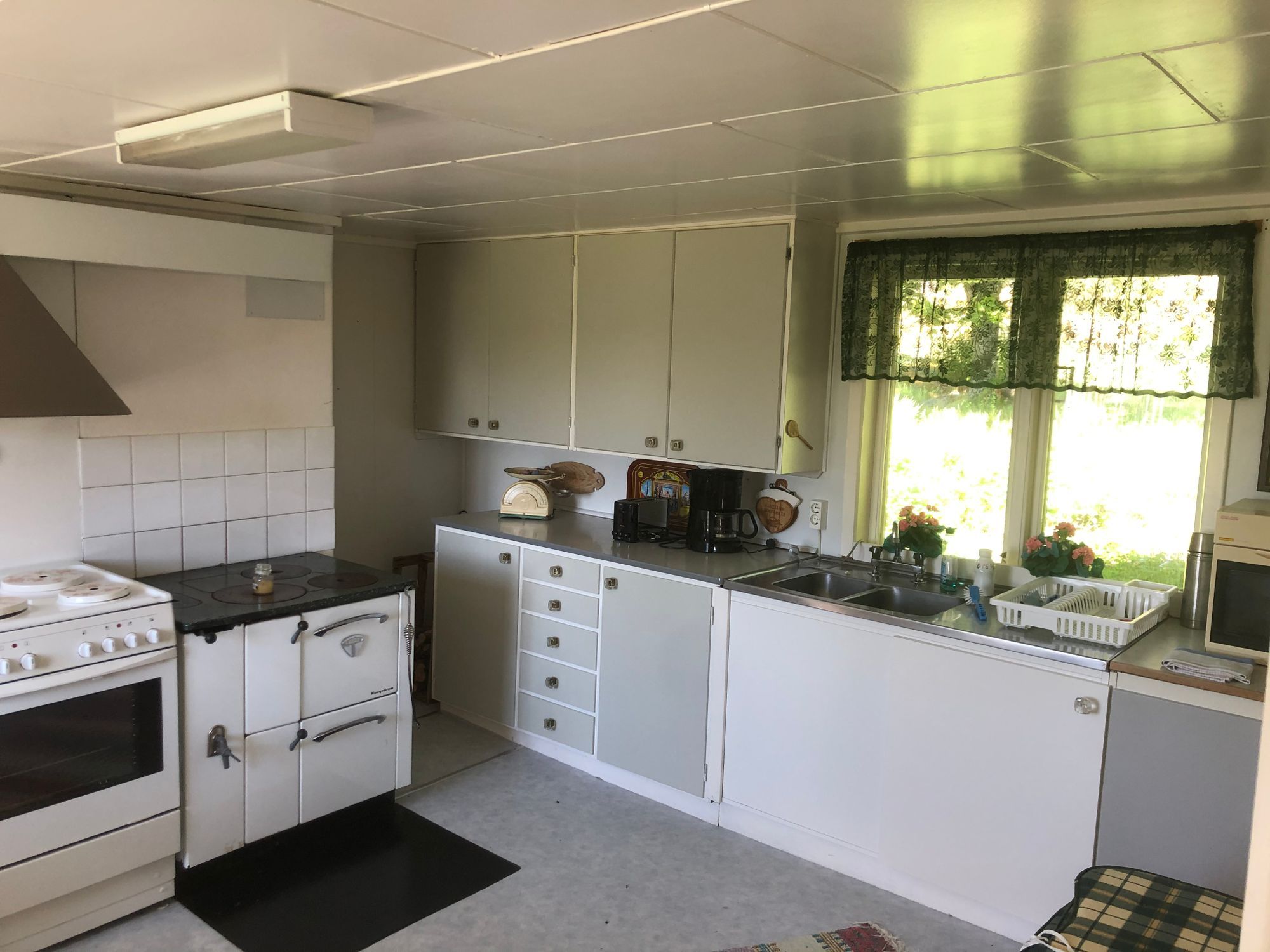 Mysig stuga i skogskanten – bild 3 av 7