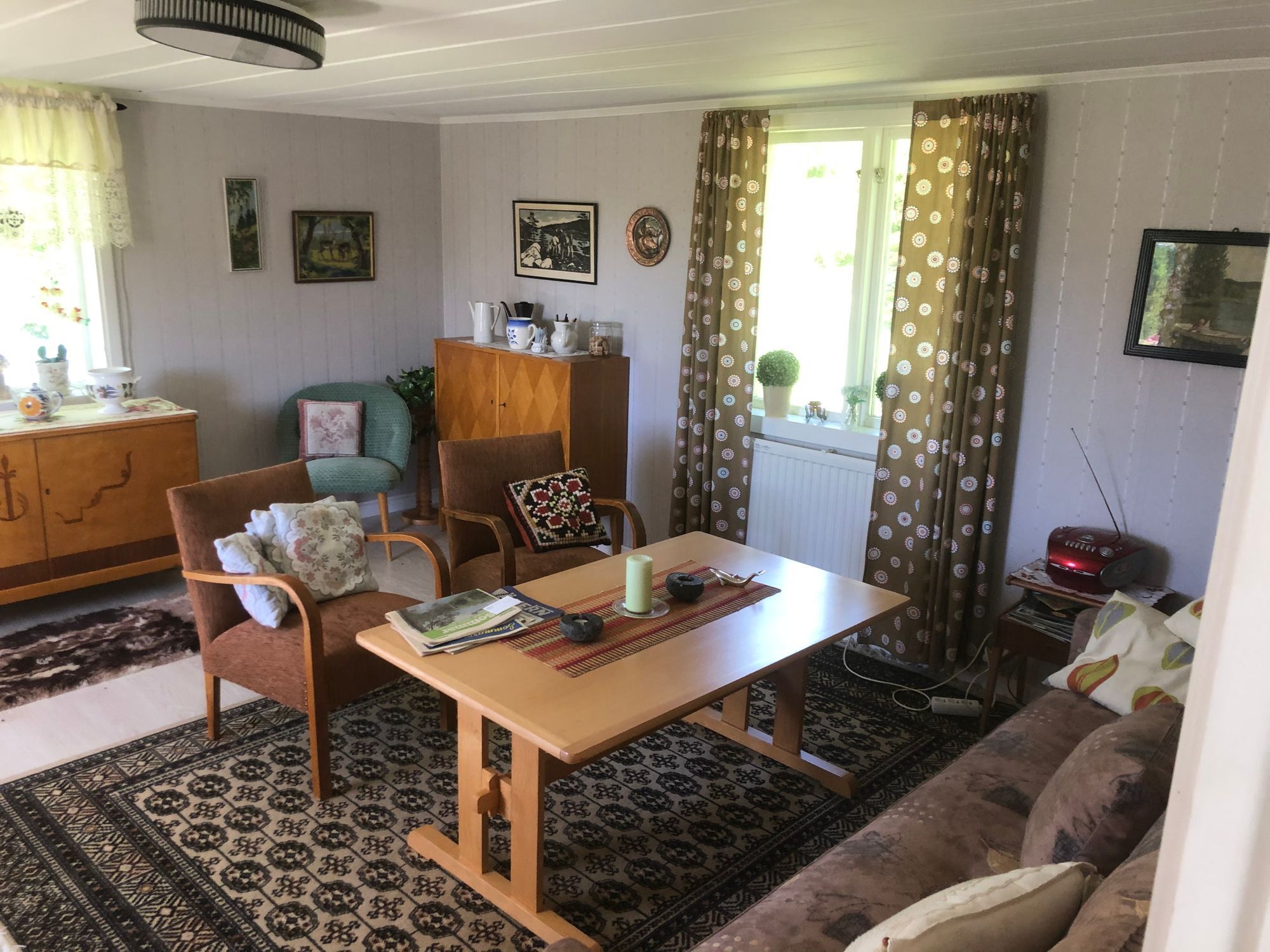 Mysig stuga i skogskanten – bild 2 av 7